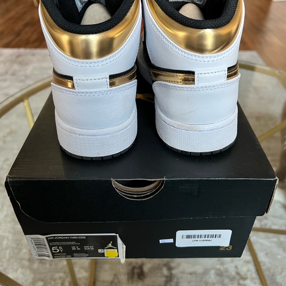 Air Jordan 1s - Picture 5 of 6